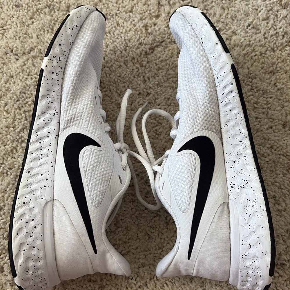 Nike Revolution Women’s White and Black Running Shoes size 9.5 - Picture 6 of 9